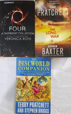 Four: A Divergent Collection, The Discworld Companion, The Long War :- Pack Of 3 Books